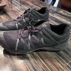 Women’s Merrell athletic shoes size 10.5. Excellent used condition.